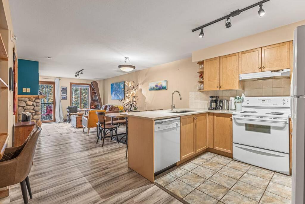 C202 Town Centre, Mtn View, Sleeps 7, Ac, Free Parking Apartment Canmore