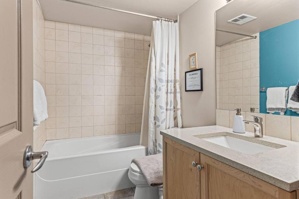 C202 Town Centre, Mtn View, Sleeps 7, Ac, Free Parking Apartment *