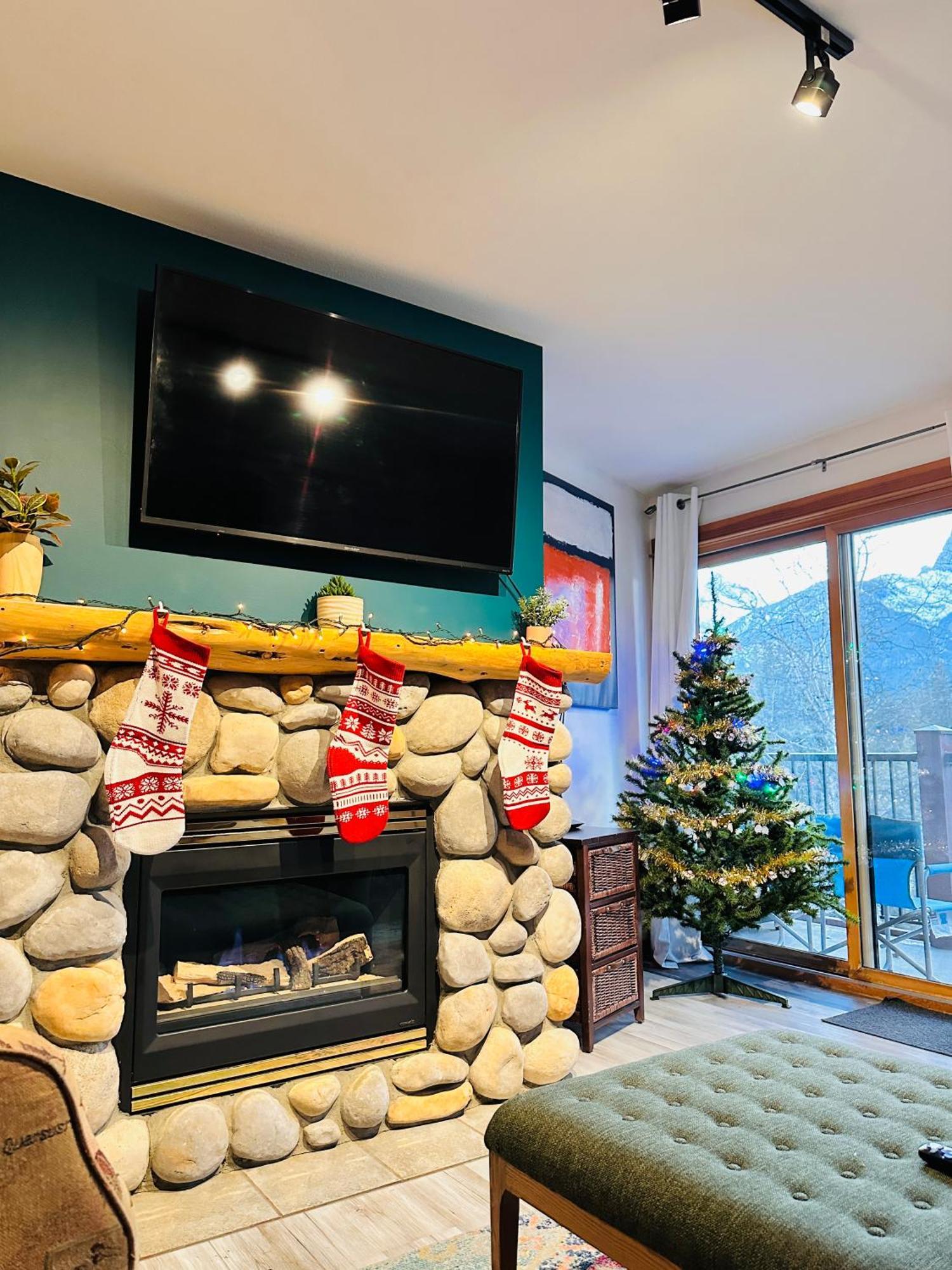 C202 Town Centre, Mtn View, Sleeps 7, Ac, Free Parking Apartment