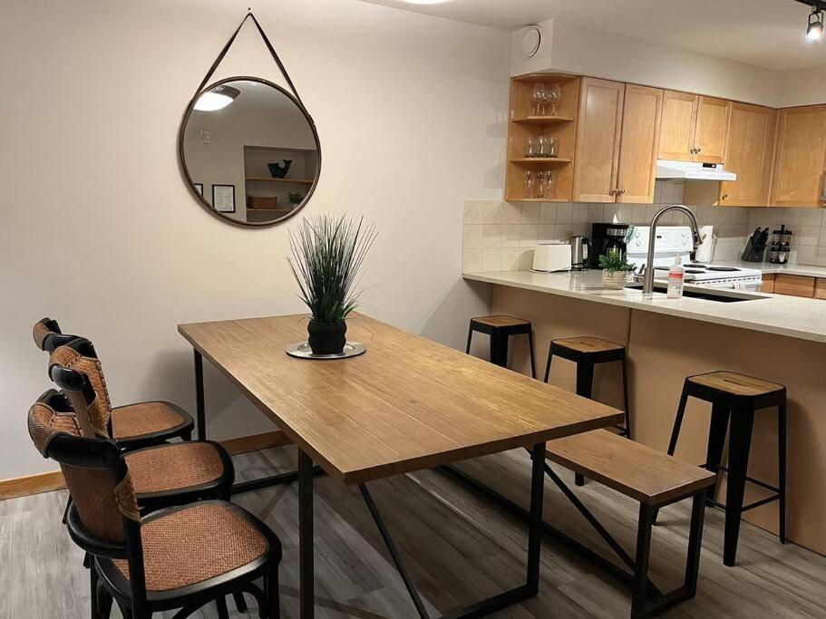 C202 Town Centre, Mtn View, Sleeps 7, Ac, Free Parking Apartment *