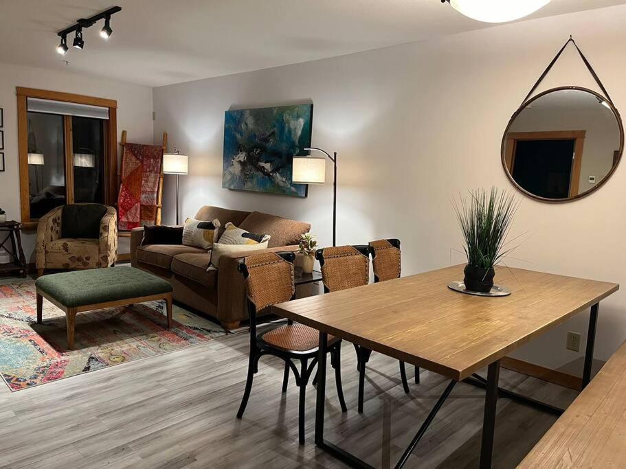 C202 Town Centre, Mtn View, Sleeps 7, Ac, Free Parking Apartment Canmore