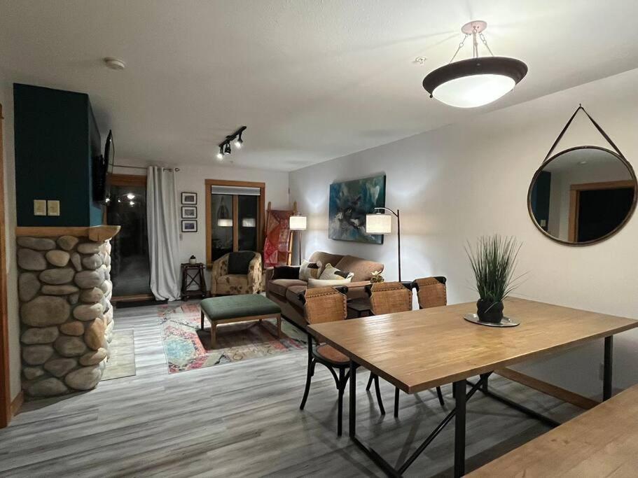 C202 Town Centre, Mtn View, Sleeps 7, Ac, Free Parking Apartment Canmore
