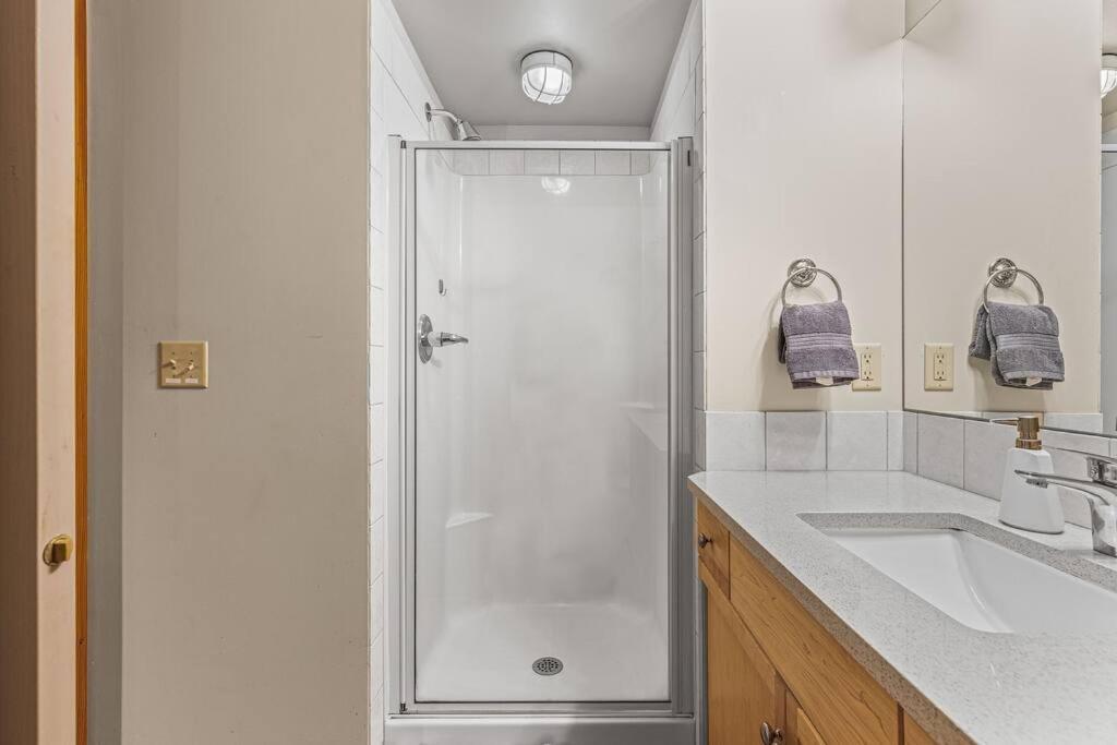 C202 Town Centre, Mtn View, Sleeps 7, Ac, Free Parking * Canmore